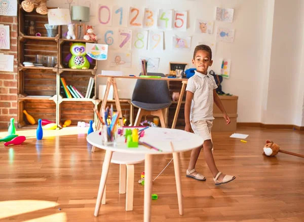 Mooi Afrikaans Amerikaans Peuter Spelen Met Houten Blokken Trein Speelgoed — Stockfoto