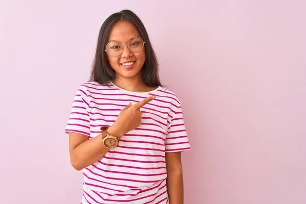 Joven Mujer China Con Camiseta Rayas Gafas Sobre Fondo Rosa — Foto de Stock