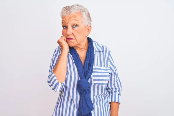 Eine Ältere Grauhaarige Frau Mit Blau Gestreiftem Hemd Steht Vor — Stockfoto