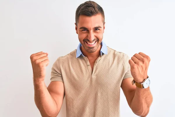 Jovem Homem Bonito Vestindo Elegante Camiseta Sobre Fundo Isolado Celebrando — Fotografia de Stock