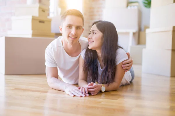 Jovem Lindo Casal Deitado Nova Casa Torno Caixas Papelão — Fotografia de Stock