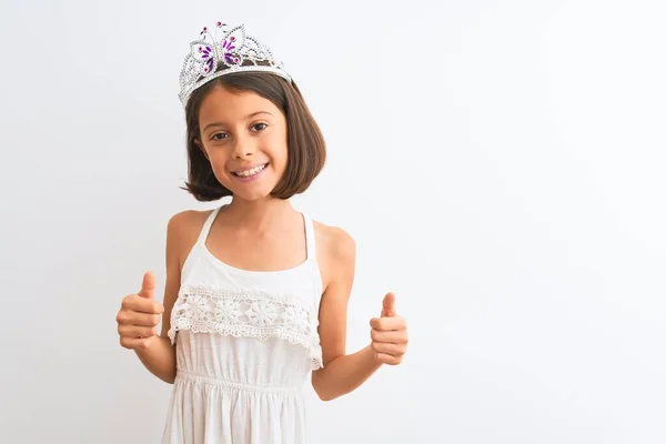 Gyönyörű Gyermek Lány Visel Hercegnő Korona Felett Áll Elszigetelt Fehér — Stock Fotó