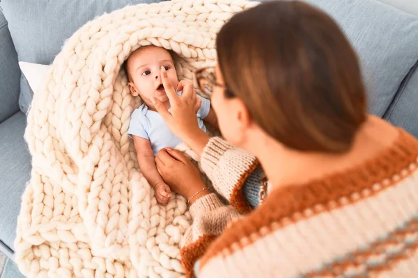 Genç Güzel Bir Kadın Bebeği Evdeki Kanepede Yeni Doğan Anne — Stok fotoğraf