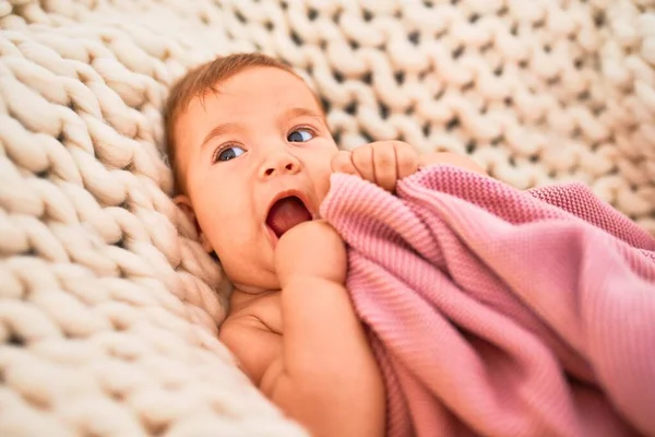 Bambino Adorabile Sdraiato Sopra Una Coperta Sul Divano Casa Neonato — Foto Stock