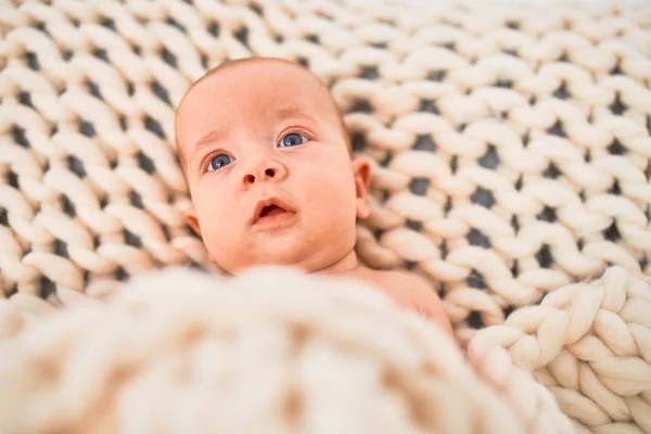 Adorable Bebé Acostado Sofá Sobre Una Manta Casa Recién Nacido — Foto de Stock