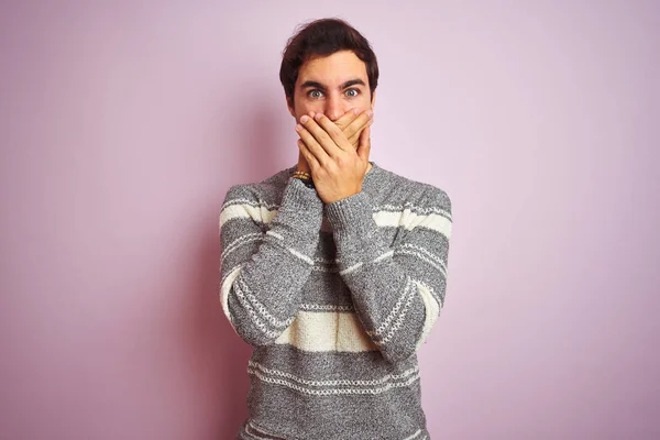 Joven Hombre Guapo Con Suéter Rayas Casual Pie Sobre Fondo —  Fotos de Stock