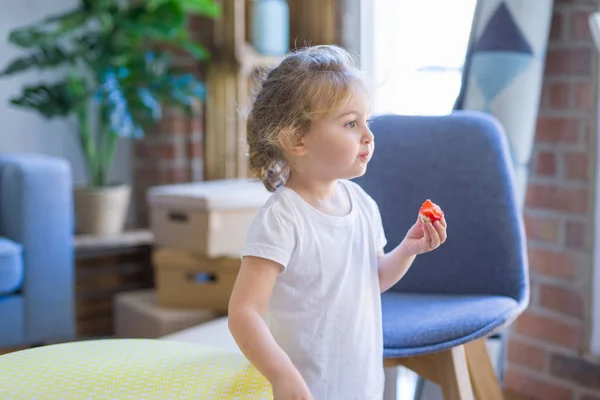 Όμορφο Νήπιο Παιδί Κορίτσι Που Τρώει Φράουλα — Φωτογραφία Αρχείου