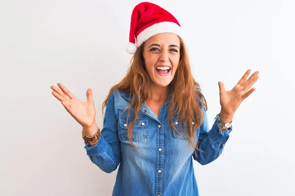 Giovane Bella Rossa Donna Indossa Cappello Natale Sfondo Isolato Celebrando — Foto Stock