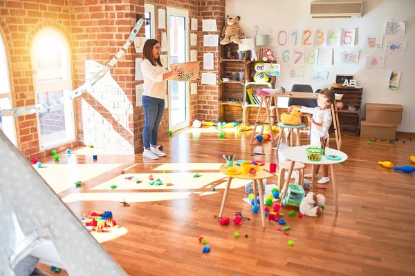 Schöne Lehrerin Und Kleinkind Spielen Basketball Mit Ball Und Weidenkorb — Stockfoto