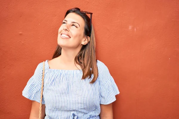 Schönes Mädchen Lehnt Orangefarbener Wand Junge Freundliche Frau Lächelt Glücklich — Stockfoto