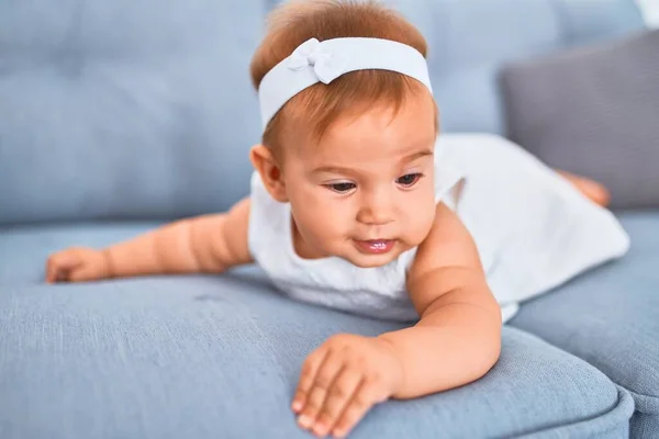 Entzückendes Baby Das Hause Auf Dem Sofa Liegt Neugeborenes Entspannt — Stockfoto