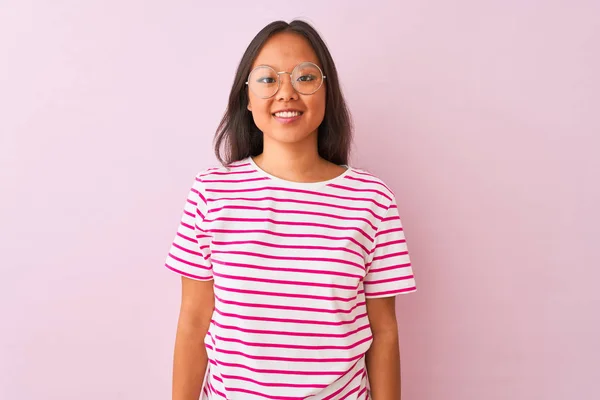 Joven Mujer China Con Camiseta Rayas Gafas Sobre Fondo Rosa — Foto de Stock