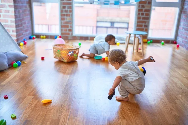 Crianças Bonitas Brincando Torno Lotes Brinquedos Jardim Infância — Fotografia de Stock