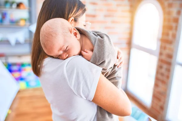 Young Beautifull Woman Her Baby Standing Floor Home Mother Holding — Stock Photo, Image