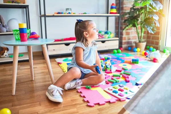 Ung Vacker Blond Flicka Unge Njuter Lekskola Med Leksaker Dagis — Stockfoto