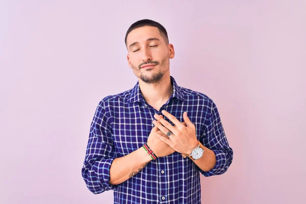 Joven Hombre Guapo Pie Sobre Fondo Aislado Sonriendo Con Las — Foto de Stock