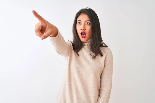 Hermosa Mujer China Con Jersey Cuello Alto Pie Sobre Fondo — Foto de Stock