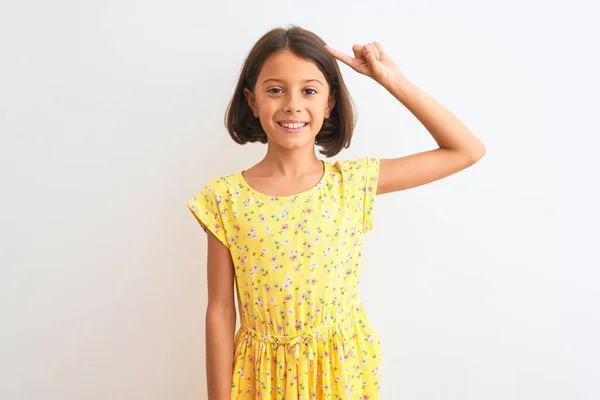 Jovem Menina Bonita Usando Vestido Floral Amarelo Sobre Fundo Branco — Fotografia de Stock