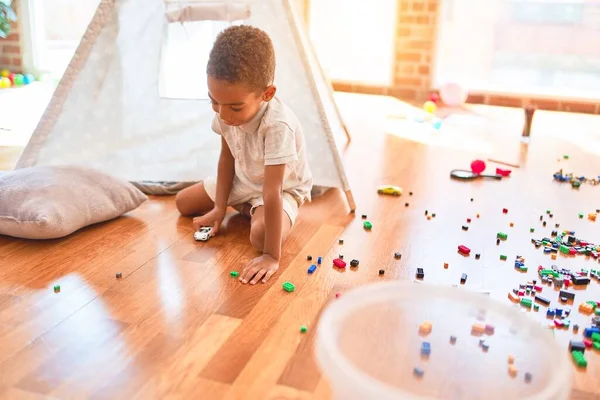 Vackra Afrikanska Amerikanska Småbarn Leker Med Bilar Runt Massor Leksaker — Stockfoto