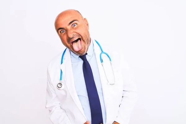 Steteskop Kravat Takan Orta Yaşlı Doktor Izole Edilmiş Beyaz Arka — Stok fotoğraf