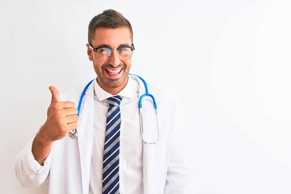 Młody Przystojny Lekarz Noszący Stetoskop Odosobnionym Tle Wykonujący Gesty Ręką — Zdjęcie stockowe