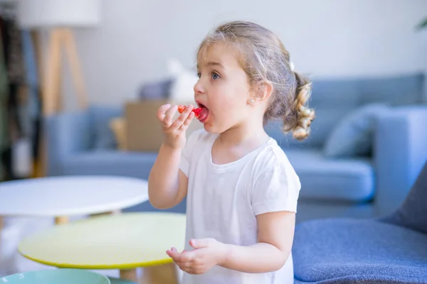 Çilek Yiyen Güzel Yürümeye Başlayan Çocuk Kız — Stok fotoğraf