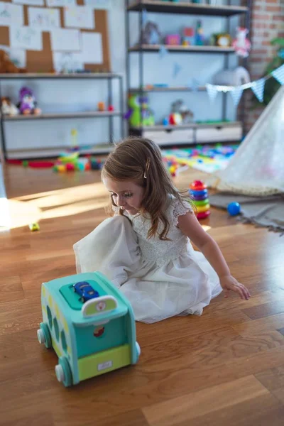 Entzückendes Blondes Kleinkind Spielt Mit Auto Jede Menge Spielzeug Kindergarten — Stockfoto