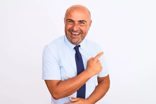 Geschäftsmann Mittleren Alters Mit Krawatte Vor Isoliertem Weißem Hintergrund Fröhlich — Stockfoto