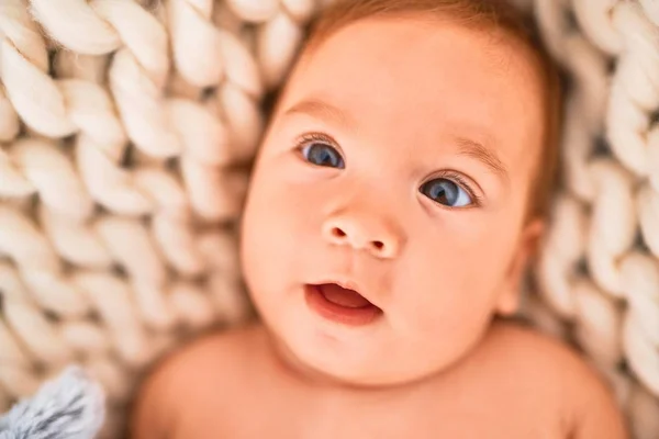 Adorable Bebé Acostado Sobre Una Manta Sofá Casa Recién Nacido —  Fotos de Stock