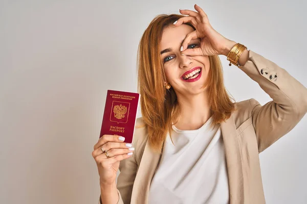 Pelirroja Mujer Negocios Caucásica Sosteniendo Pasaporte Rusia Sobre Fondo Aislado — Foto de Stock