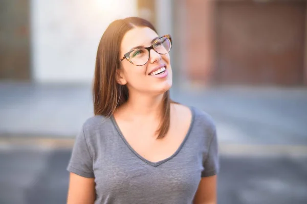 Giovane Bella Donna Sorridente Felice Fiducioso Piedi Con Sorriso Sulla — Foto Stock