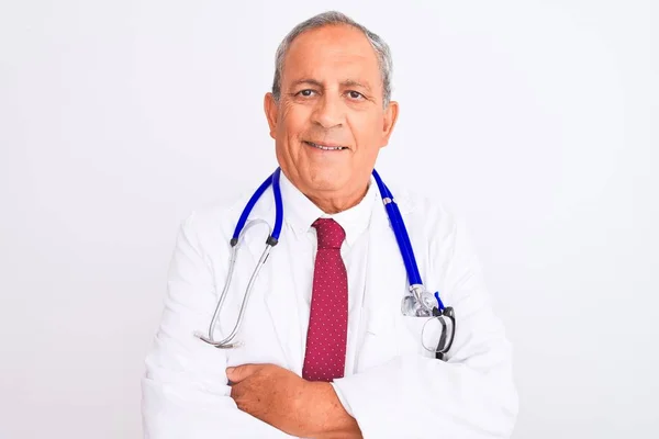 Starší Šedovlasý Doktor Stetoskopem Stojící Nad Osamělým Bílým Pozadím Šťastnou — Stock fotografie