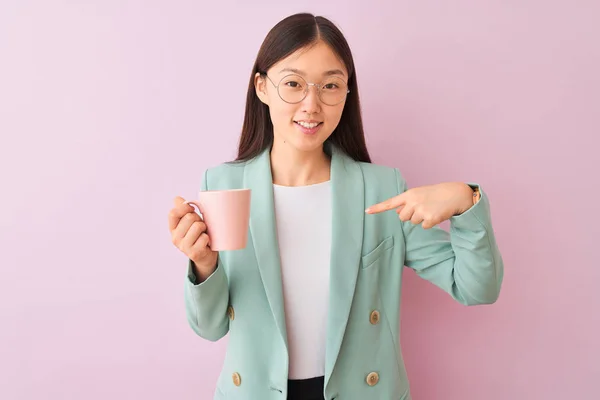 Jonge Chinese Zakenvrouw Draagt Glazen Drinken Koffie Geïsoleerde Witte Achtergrond — Stockfoto