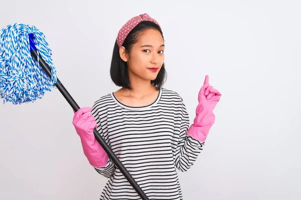 Young Chinese Cleaner Woman Wearing Gloves Holding Mop Isolated White — Stock Photo, Image