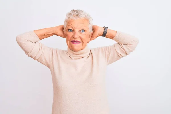 Senior Mujer Pelo Gris Con Suéter Cuello Alto Pie Sobre —  Fotos de Stock