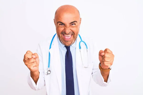 Medelålders Läkare Man Bär Stetoskop Och Slips Stående Över Isolerade — Stockfoto