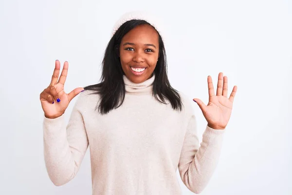 Mulher Americana Africana Bonita Jovem Vestindo Suéter Gola Alta Chapéu — Fotografia de Stock