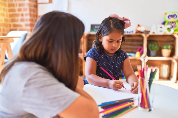 Belle Enseignante Tout Petit Dessin Fille Aide Crayons Couleur Maternelle — Photo