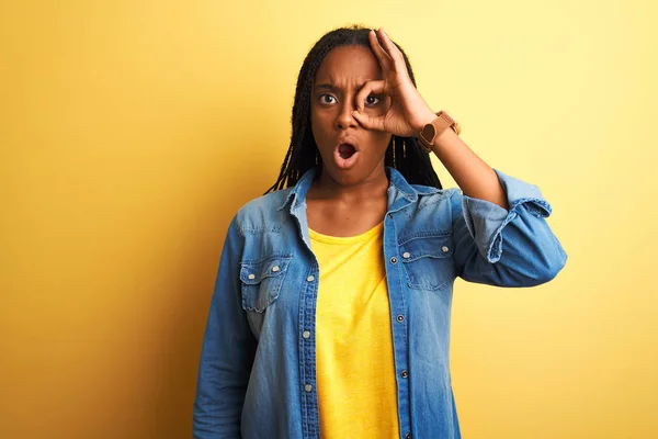 Jeune Femme Afro Américaine Portant Une Chemise Denim Debout Sur — Photo