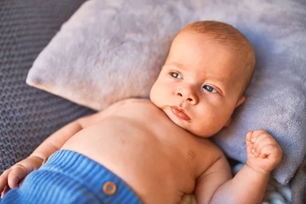 Schattige Baby Liggend Bank Deken Thuis Pasgeboren Ontspannen Rusten Comfortabel — Stockfoto