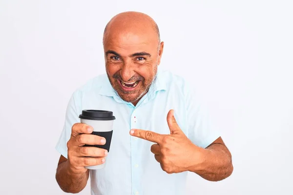 Homem Meia Idade Beber Tirar Café Sobre Fundo Branco Isolado — Fotografia de Stock