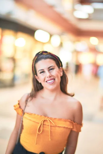 Joven Hermosa Chica Sonriendo Feliz Seguro Caminar Calle Ciudad Pie —  Fotos de Stock