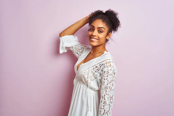 Jovem Mulher Vestido Branco — Fotografia de Stock