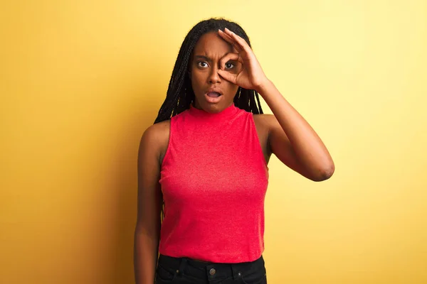 Femme Afro Américaine Portant Shirt Décontracté Rouge Debout Sur Fond — Photo