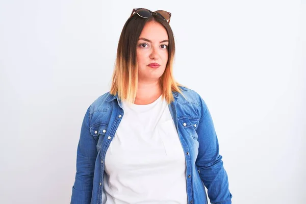 Mooie Vrouw Draagt Denim Shirt Staan Geïsoleerde Witte Achtergrond Ontspannen — Stockfoto