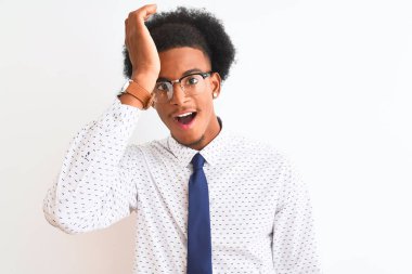 Kravat takan ve gözlük takan genç Afrikalı Amerikalı iş adamı beyaz arka planda, hata için el ele tutuşarak şaşırdı. Hatayı unutmayın. Unuttum, kötü hafıza konsepti.