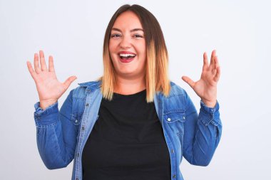 İzole edilmiş beyaz arka plan üzerinde duran güzel bir kadın çılgın ve başarıyı kollarını kaldırıp heyecanla haykırarak kutluyor. Kazanan konsept