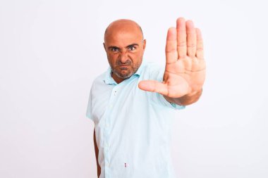 İzole edilmiş beyaz arka planda duran ve avucunun içi gibi şarkı söylemeyi kesen orta yaşlı, yakışıklı bir adam. Yüzünde olumsuz ve ciddi bir jest olan uyarı ifadesi.