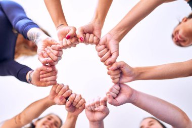 Genç ve güzel sporcular elleriyle jest yapıyor.