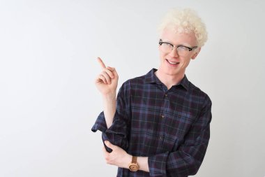 Genç albino sarışın adam, günlük gömlek ve gözlük takıyor. İzole edilmiş beyaz arka plan üzerinde. Yüzünde kocaman bir gülümseme var..